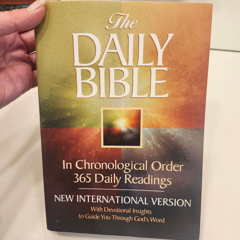 The Daily Bible NIV Chronological 365 Daily Readings Harvest House Softcover